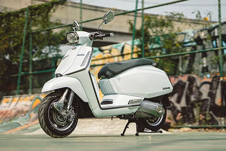 Lambretta X300 thuộc phân khúc tay ga cao cấp tại Việt Nam và cạnh tranh với Vespa GTS 300 (giá từ 129 đến 175 triệu đồng) hay Honda SH 350i (dao động từ 151,2 đến 152,7 triệu đồng).