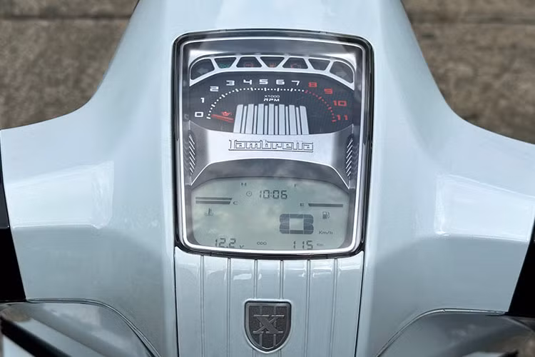 Xe sở hữu hệ thống đèn full-LED với tạo hình lục giác đặc trưng, đèn hậu lớn và phần thân xe thiết kế vuông vức mạnh mẽ thay vì bo tròn, mang lại cảm giác nam tính và hiện đại. Cụm đồng hồ kết hợp giữa analog và màn hình TFT, vừa giữ nét cổ điển vừa đảm bảo tính hiện đại.