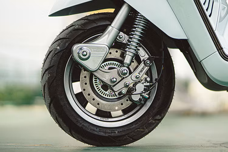 Tương tự các mẫu xe Vespa cao cấp, bình xăng của Lambretta X300 đặt dưới yên và có thể mở bằng hệ thống khóa thông minh. Trọng lượng xe ở mức khoảng 160 kg.