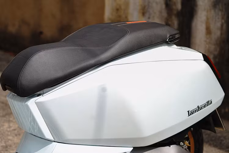 Lambretta X300 được trang bị yên xe cao 790 mm, có dạng phân tầng nhẹ, phù hợp với vóc dáng của phần lớn người dùng tại Việt Nam. Xe cũng được chăm chút với cờ Ý, huy hiệu sư tử Rampant Lion đặc trưng thương hiệu ở sàn để chân và phần yếm trước