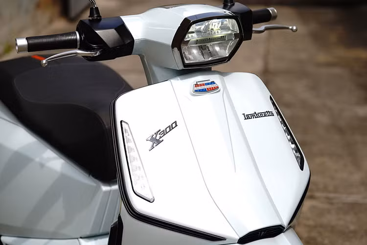 Nếu Vespa gợi sự cổ điển và uyển chuyển, thì Lambretta lại nổi bật với hình ảnh hiện đại và năng động hơn. Kích thước tổng thể dài x rộng x cao của X300 lần lượt là 1.922 x 741 x 1.117 mm, chiều dài cơ sở đạt 1.370 mm - gần tương đương với Vespa GTS 300.