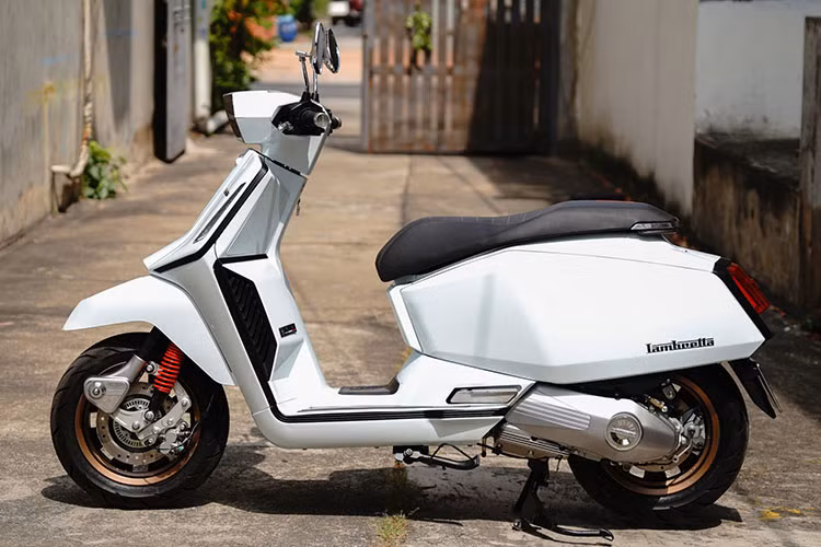 Mẫu xe ga Lambretta X300 2025 vừa về Việt Nam thuộc bản tiêu chuẩn, được sản xuất tại nhà máy của Lambretta đặt tại Thái Lan. Xe sở hữu thiết kế thời trang nhưng thiên về phong cách góc cạnh và khỏe khoắn, khác biệt rõ rệt so với vẻ mềm mại đặc trưng của đối thủ đồng hương Vespa GTS 300.
