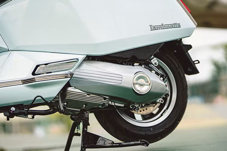 Xe được nhập khẩu thông qua các đại lý tư nhân, hiện mức giá xe Lambretta X300 đang được chào bán khoảng 110 triệu đồng, chưa bao gồm các chi phí lăn bánh.