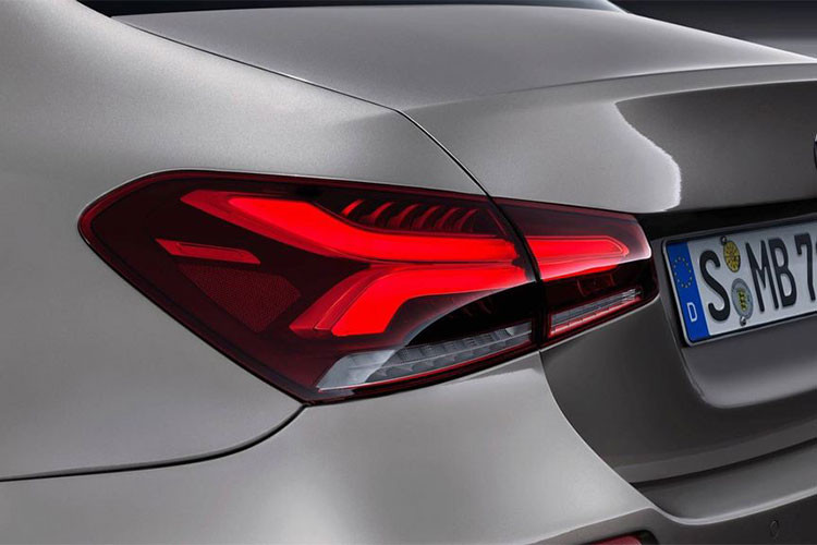 Trước đó, một phiên bản A-Class L 2019 trục cơ sở dài đã được trình diện ở Trung Quốc vào tháng 4/2018. Phiên bản sedan ra mắt toàn cầu lần này có kích thước dài x rộng x cao là 4.549 x 1.796 x 1.446 mm.