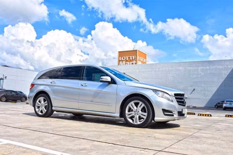 Chiếc xe Mercedes-Benz R300 của Thu Minh thuộc đời 2012, sản xuất năm 2011 và đăng ký lần đầu năm 2013. Trước khi đến tay chủ mới, xe đã lăn bánh khoảng hơn 65.500 km. Sau khi mua xe và đưa về Hà Nội, chiếc R300 tiếp tục được rao bán với giá 1,2 tỷ đồng. Biển kiểm soát đã được đổi về "biển trắng" cá nhân.
