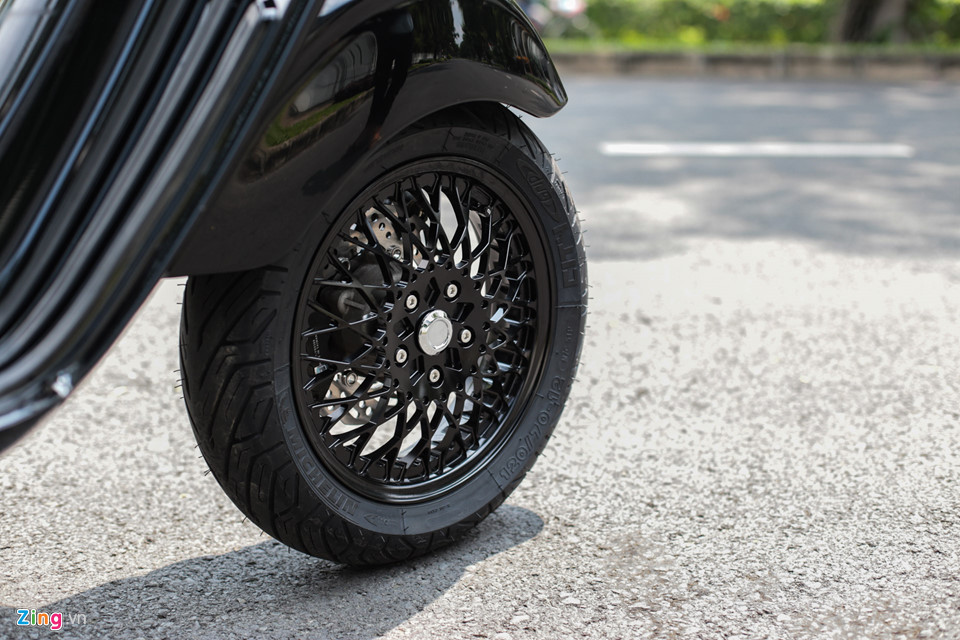 Cặp mâm "zin" cũng được thay bằng chi tiết của hãng thứ ba.