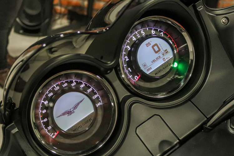 Xe được trang bị bảng đồng hồ với màn hình LCD đơn sắc, hệ thống giải trí cùng âm-li công suất 25W. Xe còn có khả năng kết nối Bluetooth với 5 thiết bị cùng lúc, bao gồm cả điện thoại thông minh của người lái. Nhờ đó mà người lái có thể nhận và thực hiện cuộc gọi, đồng thời điều chỉnh nhạc theo sở thích.