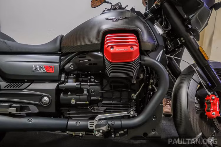 Moto Guzzi MGX-21 được trang bị động cơ V-Twin xoay ngang, dung tích 1.380 cc, sản sinh công suất 96 mã lực tại tua máy 6.500 vòng/phút và mômen xoắn cực đại 121 Nm tại tua máy 3.000 vòng/phút.