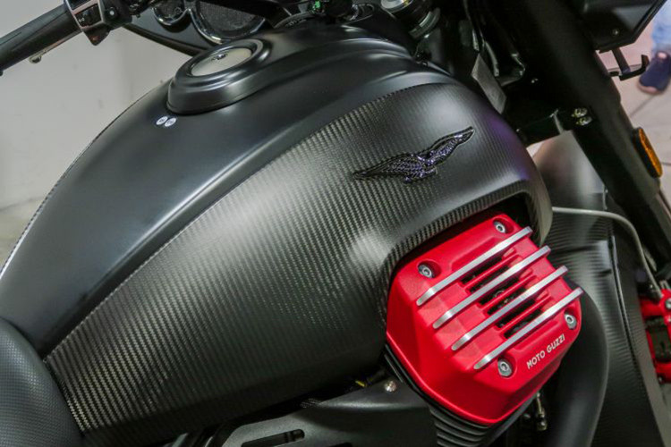 Moto Guzzi MGX-21 mới ở hữu trọng lượng khô lên đến 341 kg, yên xe cao 780mm. Tay lái thiết kế rộng, &#x1d;bình xăng lớn mang đúng chất Touring - giúp cho người lái thoải mái sử dụng trong những hành trình dài.