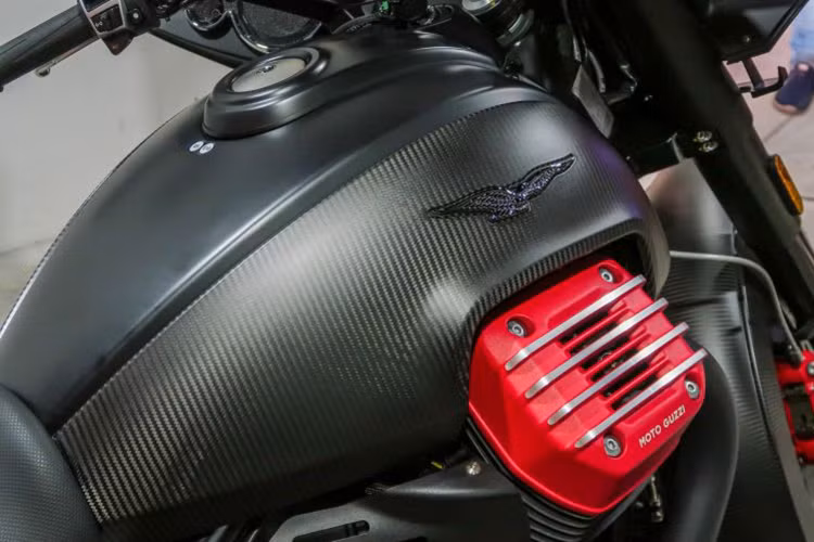 Moto Guzzi MGX-21 mới ở hữu trọng lượng khô lên đến 341 kg, yên xe cao 780mm. Tay lái thiết kế rộng, bình xăng lớn mang đúng chất Touring - giúp cho người lái thoải mái sử dụng trong những hành trình dài.