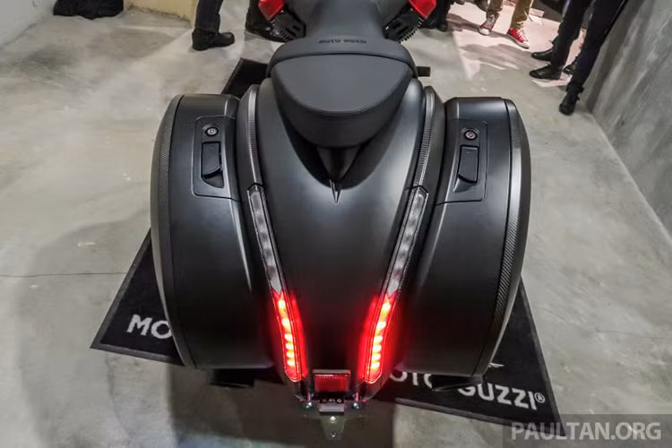 Trong khi đó cụm đèn hậu phía sau có thiết kế độc đáo với hai dải LED chạy dọc theo thùng chứa đồ. Bộ vành của xe được làm bằng hợp kim nhôm và phủ sợi carbon bên ngoài.