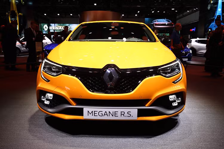 Ra lò" từ bộ phận xe thể thao Renault Sport, Megane RS có kiểu dáng linh động hơn so với những chiếc Megane phiên bản thường. Trong đó, chi tiết nổi bật nhất ở phần đầu xe là cản trước với các hốc hút gió lớn và đèn sương mù hình biểu tượng cờ về đích cách điệu của Renault Sport. Cặp đèn pha chữ C đặc trưng của Renault vẫn được giữ lại ở hai đầu lưới tản nhiệt mới gắn lô-gô RS.