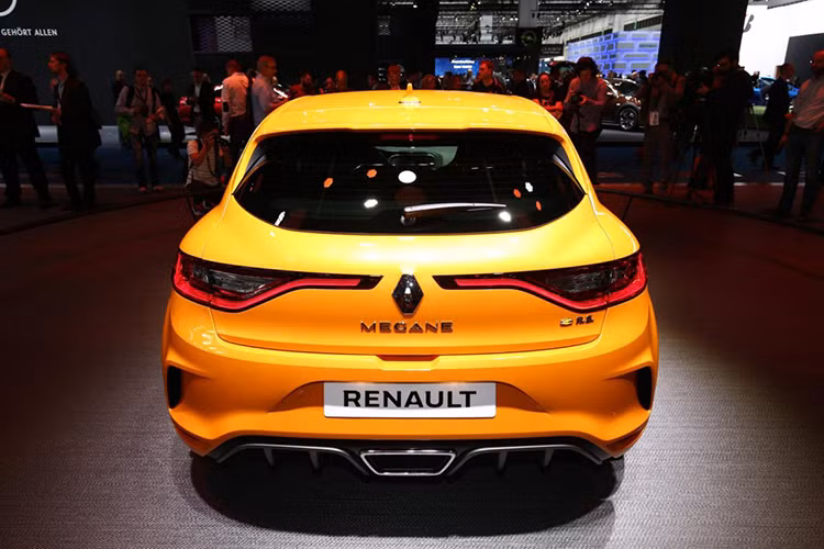 Ở phía đuôi của chiếc xe, Megane RS được hãng xe ôtô Renault trang bị cánh khuếch tán khí động học dưới cản sau cùng với cụm ống xả đơn đặt chính giữa. Ngoài màu vàng Liquid Yellow đặc trưng của Renault Sport, chiếc xe còn có thêm màu cam đặc biệt có tên Volcanic Orange.