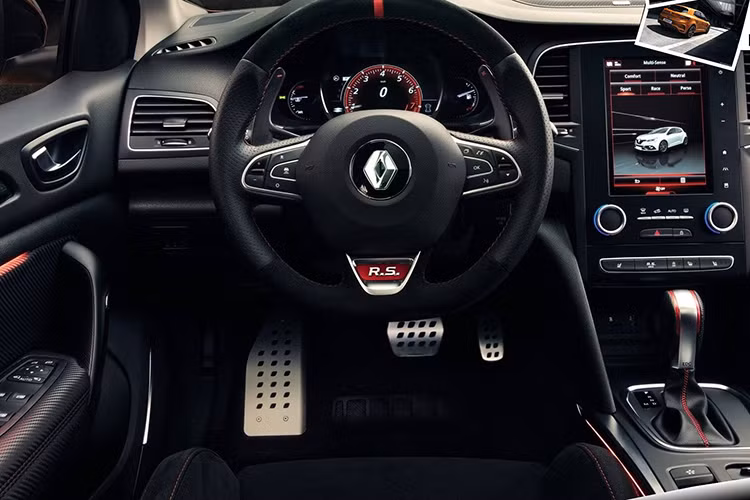 Giống như nhiều mẫu xe dân dụng được nâng cấp lên phiên bản thể thao khác, nội thất của Megane RS có một số chi tiết mang phong cách xe đua như hàng ghế trước, vô-lăng, cần số và bộ pê-đan. Táp-lô xe có màu xám với những đường chỉ thêu màu đỏ nổi bật, ngoài ra khách hàng còn có thể đặt nội thất với các chi tiết trang trí bằng sợi carbon và bọc toàn bộ ca-bin với chất liệu Alcantara.