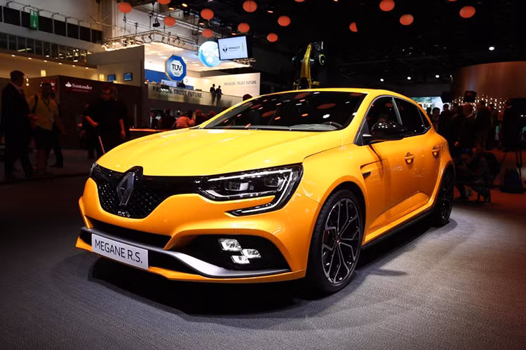 Tại triển lãm ôtô Frankfurt 2017 đang diễn ra ở Đức, mẫu xe Renault Megane RS 2018 thế hệ mới đã chính thức ra mắt. Được hãng xe Pháp phát triển dựa trên cơ sở dòng hatchback hạng C Megane thế hệ thứ 4, tuy nhiên Megane RS mới chỉ bước sang thế hệ thứ 3, tính từ 2004 tới nay.