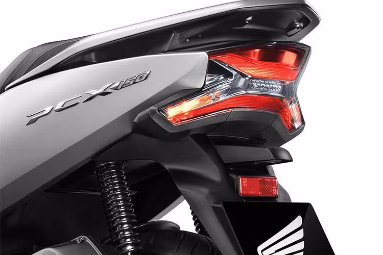 Khung xe chuyển từ dạng Underbone sang dạng khung treo võng đôi, giúp tăng độ vững chắc cho hệ thống khung sườn, tăng khả năng điều khiển, đồng thời khai thác triệt để được công suất động cơ. 