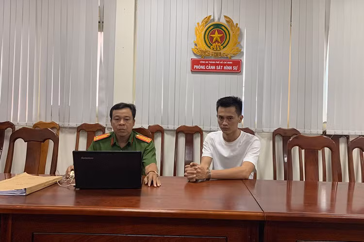 Theo thông tin mà Cơ quan CSĐT Công an TP. HHCM cho biết, hiện đã mở rộng điều tra vụ án Phan Công Khanh "Lừa đảo chiếm đoạt tài sản", "Lạm dụng tín nhiệm chiếm đoạt tài sản" khi đã có thêm 3 đơn tố cáo cò siêu xe Phan Công Khanh và đồng bọn.