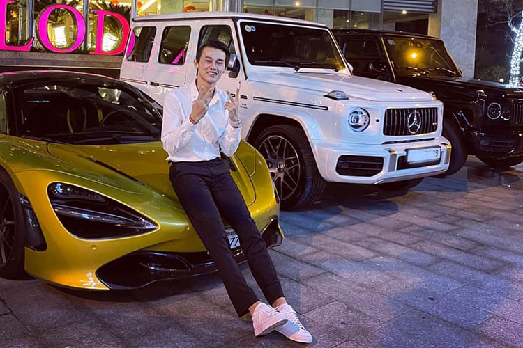 Ngoài chiếc Brabus G800 màu đen của đại gia Kiên Giang bị Phan Công Khanh đưa đi "bán tháo", còn một chiếc SUV hạng sang Mercedes-Benz màu trắng bị Cơ quan CSĐT Công an TP. HCM thu giữ. Mức giá chính hãng của mẫu xe này tại Việt Nam khoảng trên 10 tỷ đồng.