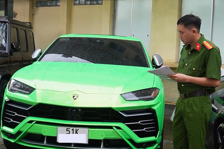 Tiếp theo là chiếc Lamborghini Urus màu xanh nõn chuối bị Phan Công Khanh cầm cố, siêu SUV của thương hiệu Ý ở thời điểm hiện tại, xe vẫn có giá khoảng hơn 20 tỷ đồng.