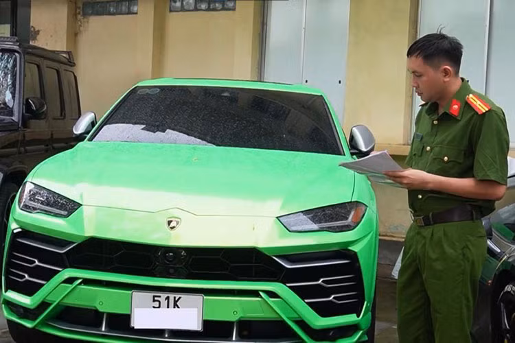 Tiếp theo là chiếc Lamborghini Urus màu xanh nõn chuối bị Phan Công Khanh cầm cố, siêu SUV của thương hiệu Ý ở thời điểm hiện tại, xe vẫn có giá khoảng hơn 20 tỷ đồng.