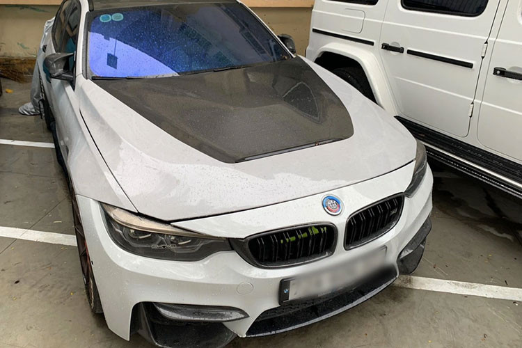 Cũng thuộc diện bị Phan Công Khanh lừa đảo là chiếc xe sang BMW M3 - một phiên bản hiệu năng cao hàng đầu của dòng 3 Series. Giá xe BMW M3 vào khoảng 4 tỷ đồng được tạo ra bởi bộ phận hiệu năng M Performance đầy danh tiếng của BMW.