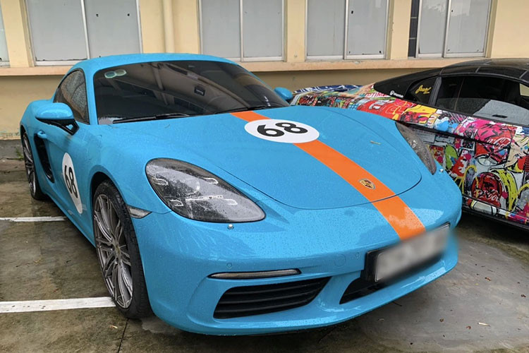 Porsche 718 Cayman có giá hiện tại khoảng 4,5 tỷ đồng cũng thuộc diện bị Phan Công Khanh lừa đảo để cầm cố. Porsche 718 Cayman sử dụng động cơ đặt giữa là máy xăng Boxer 4 xi-lanh, tăng áp công suất tối đa 300 mã lực và mô men xoắn cực đại 380 Nm. Xe có thể tăng tốc từ 0-100 km/giờ chỉ trong 4,7 giây trước khi đạt tốc độ tối đa 275 km/giờ.