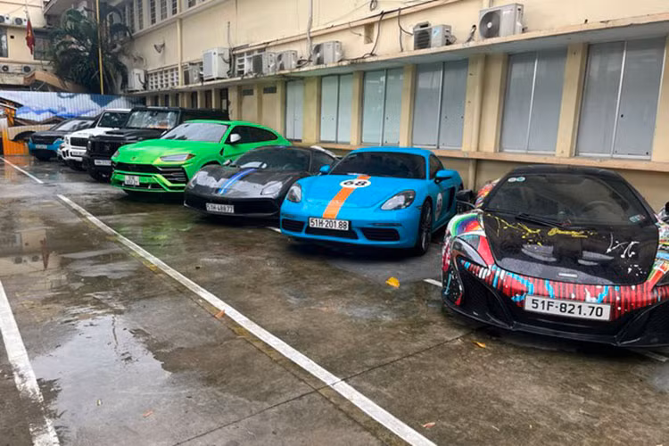 Hiện tại, Cơ quan CSĐT đang tạm giữ 8 siêu xe và xe SUV hạng sang liên quan đến vụ án siêu xe Phan Công Khanh để điều tra, bao gồm McLaren 650S, Ferrari 488, Brabus G800, Lamborghini Urus, Porsche 718… dàn siêu xe này có giá trị lên đến gần 100 tỷ đồng.