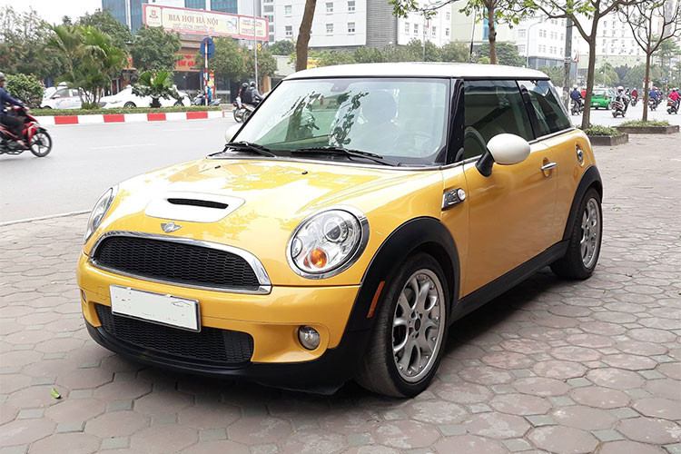 Chiếc xe sang MINI Cooper cũ trong bài hiện đang được một salon xe cũ tại Hà Nội bán. Xe được quảng cáo không đâm đụng, không ngập nước, máy móc còn nguyên bản và đầy đủ thủ tục pháp lý. Hình thức xe vẫn còn khá mới ở phía ngoài, còn trong nội thất đã dấu hiệu đi xuống bởi thời gian.
