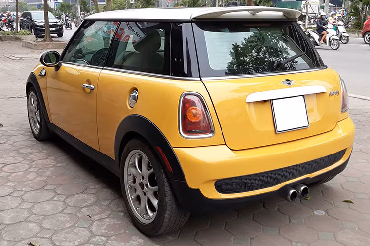 Xe sang MINI Cooper S phiên bản 2007 sử dụng khối động cơ 4 xy-lanh, dung tích 1,6 lít trên chiếc xe cho công suất 172 mã lực và mô-men xoắn 260 Nm, kết hợp hộp số tự động 6 cấp.