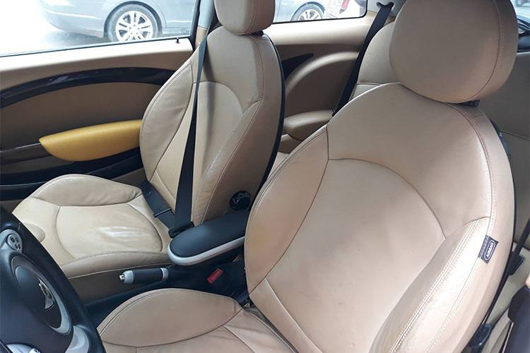 Trang bị an toàn của trên xe bao gồm hệ thống cân bằng điện tử, chống bó cứng phanh, phân bổ lực phanh điện tử, camera lùi và 6 túi khí...