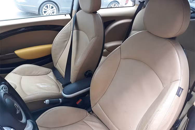 Trang bị an toàn của trên xe bao gồm hệ thống cân bằng điện tử, chống bó cứng phanh, phân bổ lực phanh điện tử, camera lùi và 6 túi khí...