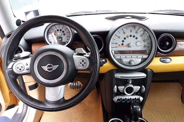 Không gian cabin đơn giản với các chi tiết đen và mạ bạc, nhưng mang đậm chất chơi. Phong cách cổ điển với đồng hồ lớn báo vận tốc chính giữa dạng kim. Hệ thống giải trí đến từ đầu CD, điều hòa tự động...