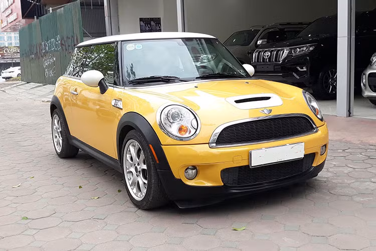 Tại thời điểm mua vào năm 2007, giá xe MINI Cooper S này sẽ ở mức khoảng 60.000 USD (tương đương hơn 1,2 tỷ đồng). Sau hơn 10 năm sử dụng, xe đã lăn bánh 82.000 km và được một showroom mua bán xe cũ tại Hà Nội chào bán với giá chỉ 466 triệu đồng - ngang tầm một chiếc Kia Morning Si mới.
