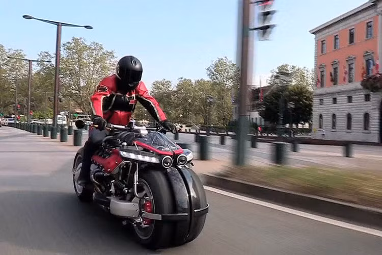 Như vậy, 2 hàng xi-lanh nằm phía trước người lái tương tự LM 847 chỉ có tác dụng trang trí, và La Moto Volante không được trang bị động cơ V8 Maserati như người tiền nhiệm. Trọng lượng chỉ 140kg của chiếc xe đã khẳng định điều này, khi LM 847 nặng tới 400kg. Do các động cơ phản lực chỉ đạt được lực nâng khoảng 240kg, La Moto Volante sẽ không thể bay được nếu như giữ động cơ V8 cỡ lớn.