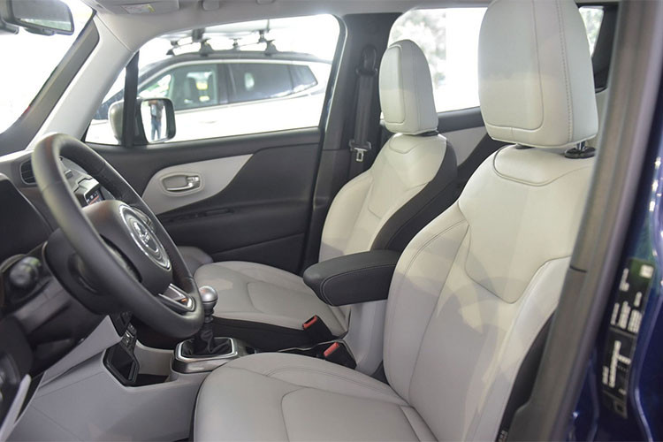 Nằm bên dưới nắp capô của Renegade 2019 là các động cơ mới với dung tích 1.0 lít và 1,3 lít. Trong đó, động cơ 1.0 lít tạo ra công suất tối đa 120 mã lực. Riêng động cơ 1,3 lít có 2 mức công suất là 150 và 180 mã lực. Hãng Jeep không có kế hoạch trang bị động cơ diesel cho Renegade 2019 ở những thị trường như châu Âu, Trung Đông và châu Phi.