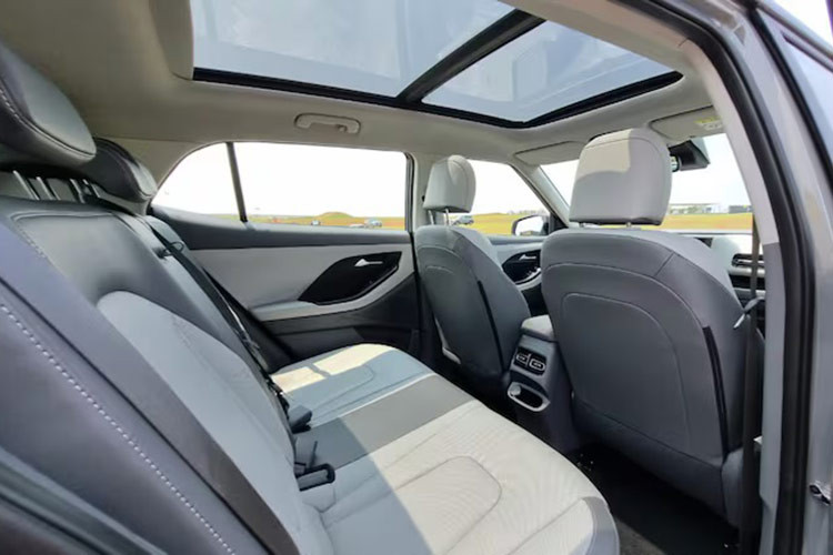 Các trang bị khác còn có cửa sổ trời toàn cảnh Panorama, điều hòa tự động với cửa gió phía sau và camera 360 độ giúp người lái dễ dàng quan sát các góc khuất. Các tính năng an toàn trên xe bao gồm phanh khẩn cấp tự động, cảnh báo áp suất lốp, hệ thống hỗ trợ giữ làn đường, hệ thống kiểm soát hành trình thích ứng và 6 túi khí.