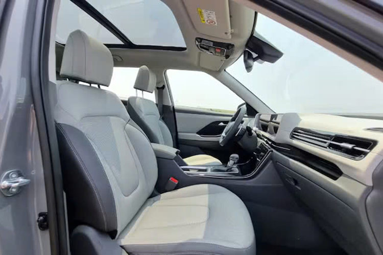 Mặc dù được đánh giá là có màu xám chủ đạo có phần "nhàm chán" nhưng thiết kế này lại mang đến sự thanh thoát và dễ dàng bảo trì. Về trang bị, Hyundai Creta 2025 tại Brazil có những tiện ích nổi bật như hệ thống đèn LED, ghế bọc da, ghế lái chỉnh điện, gương chiếu hậu chống chói tự động, sạc không dây và hệ thống thông tin giải trí hỗ trợ kết nối với điện thoại thông minh.