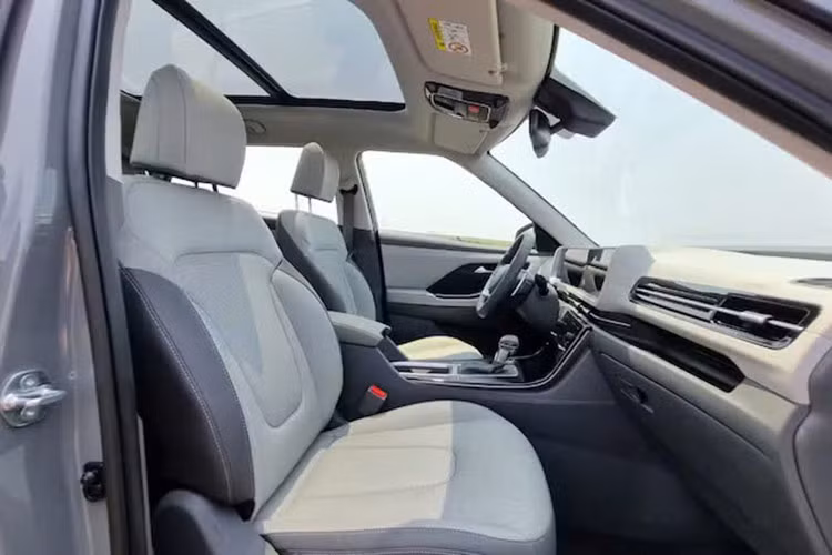 Mặc dù được đánh giá là có màu xám chủ đạo có phần "nhàm chán" nhưng thiết kế này lại mang đến sự thanh thoát và dễ dàng bảo trì. Về trang bị, Hyundai Creta 2025 tại Brazil có những tiện ích nổi bật như hệ thống đèn LED, ghế bọc da, ghế lái chỉnh điện, gương chiếu hậu chống chói tự động, sạc không dây và hệ thống thông tin giải trí hỗ trợ kết nối với điện thoại thông minh.