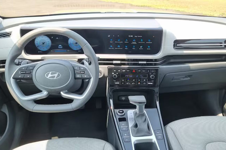 Nội thất của Hyundai Creta 2025 tại Brazil được thiết kế theo hướng hiện đại và tiện nghi. Mẫu xe này được trang bị 2 màn hình 10,25 inch nối liền tạo nên một không gian nội thất rộng rãi và dễ sử dụng. Bên cạnh đó, cửa gió điều hòa trải dài trên mặt táp-lô giúp cabin của xe trông rộng rãi và thoáng đãng hơn.