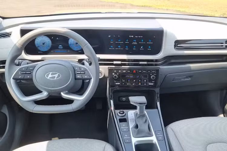 Nội thất của Hyundai Creta 2025 tại Brazil được thiết kế theo hướng hiện đại và tiện nghi. Mẫu xe này được trang bị 2 màn hình 10,25 inch nối liền tạo nên một không gian nội thất rộng rãi và dễ sử dụng. Bên cạnh đó, cửa gió điều hòa trải dài trên mặt táp-lô giúp cabin của xe trông rộng rãi và thoáng đãng hơn.