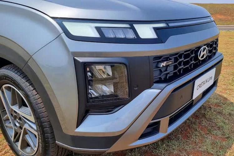 Hệ thống đèn trước được thiết kế với 2 tầng, bao gồm dải đèn LED định vị ban ngày hình chữ "L" vắt ngang đầu xe và đèn pha dọc nằm phía dưới tạo nên vẻ ngoài hiện đại và mạnh mẽ. Thêm vào đó, các chi tiết khác như vành la-zăng có đường kính từ 16 inch đến 18 inch tùy phiên bản.