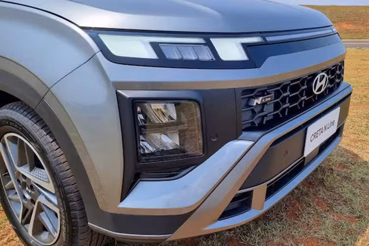 Hệ thống đèn trước được thiết kế với 2 tầng, bao gồm dải đèn LED định vị ban ngày hình chữ "L" vắt ngang đầu xe và đèn pha dọc nằm phía dưới tạo nên vẻ ngoài hiện đại và mạnh mẽ. Thêm vào đó, các chi tiết khác như vành la-zăng có đường kính từ 16 inch đến 18 inch tùy phiên bản.