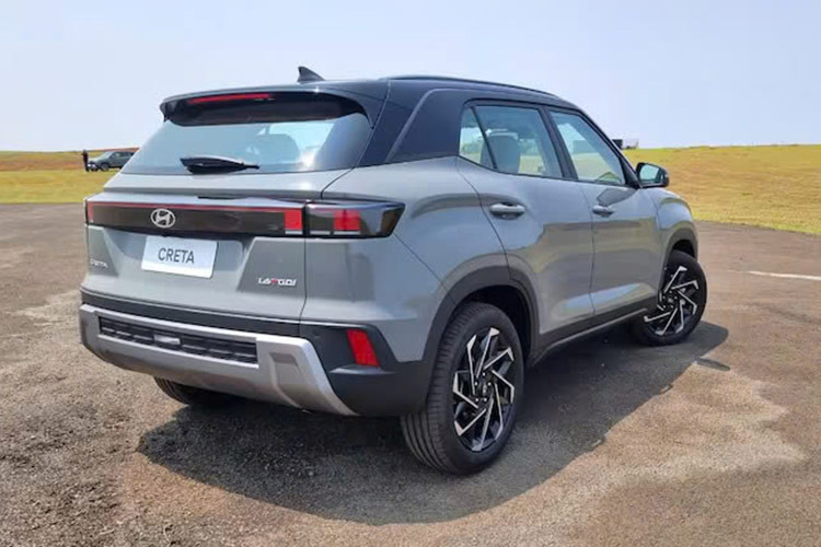 Thứ hai là động cơ tăng áp 1.6L cho công suất mạnh mẽ lên đến 193 mã lực và được kết hợp với hộp số tự động ly hợp kép 7 cấp. Trong khi đó, Hyundai Creta tại Ấn Độ có tới 3 tùy chọn động cơ, bao gồm động cơ xăng hút khí tự nhiên 1.5L, động cơ xăng tăng áp 1.5L và động cơ diesel 1.5L với công suất dao động từ 113 mã lực đến 158 mã lực. 