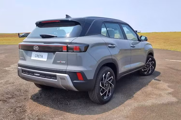 Thứ hai là động cơ tăng áp 1.6L cho công suất mạnh mẽ lên đến 193 mã lực và được kết hợp với hộp số tự động ly hợp kép 7 cấp. Trong khi đó, Hyundai Creta tại Ấn Độ có tới 3 tùy chọn động cơ, bao gồm động cơ xăng hút khí tự nhiên 1.5L, động cơ xăng tăng áp 1.5L và động cơ diesel 1.5L với công suất dao động từ 113 mã lực đến 158 mã lực. 