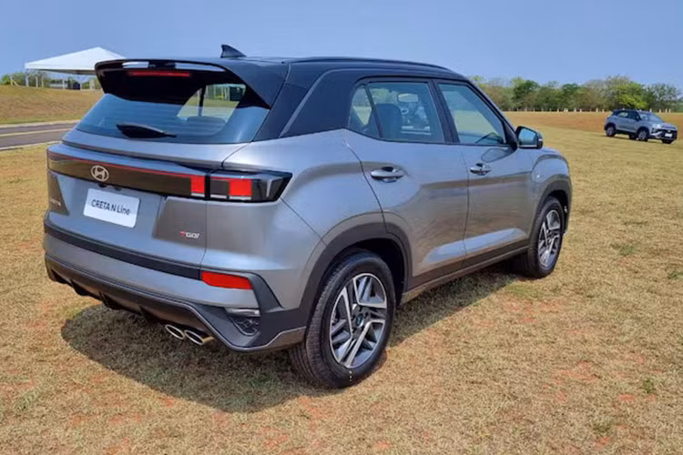 Về mặt thiết kế, Hyundai Creta 2025 mới tại Brazil có ngoại hình gần như giống hệt với phiên bản được bán tại Ấn Độ nhưng khác biệt hoàn toàn so với phiên bản đang bán tại Việt Nam. Đầu xe của mẫu SUV này gây ấn tượng mạnh mẽ với lưới tản nhiệt hình chữ nhật cỡ lớn và hốc gió trung tâm mới mẻ.