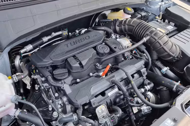 Điểm khác biệt lớn nhất giữa Hyundai Creta 2025 tại Brazil và Ấn Độ nằm ở động cơ. Tại Brazil, mẫu SUV này có 2 tùy chọn động cơ xăng. Đầu tiên là động cơ tăng áp 1.0L với công suất 120 mã lực kết hợp với hộp số tự động 6 cấp.