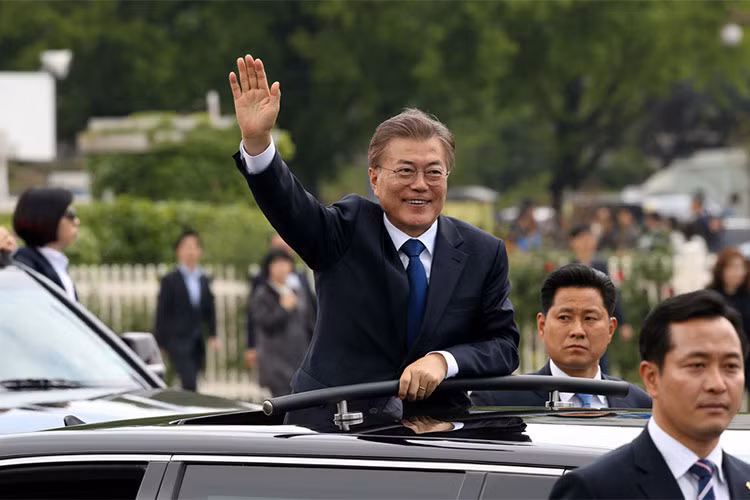 Thủ tướng Hàn Quốc luôn được bảo vệ bằng siêu xe bọc thép Mercedes-Maybach S600 Guard. Siêu xe bọc thép chống đạn đặc biệt này được biết đến là mẫu xe bọc thép hạng sang đầu tiên đạt chứng nhận khả năng chống đạn VR-10, theo tiêu chuẩn BRV 2009. 