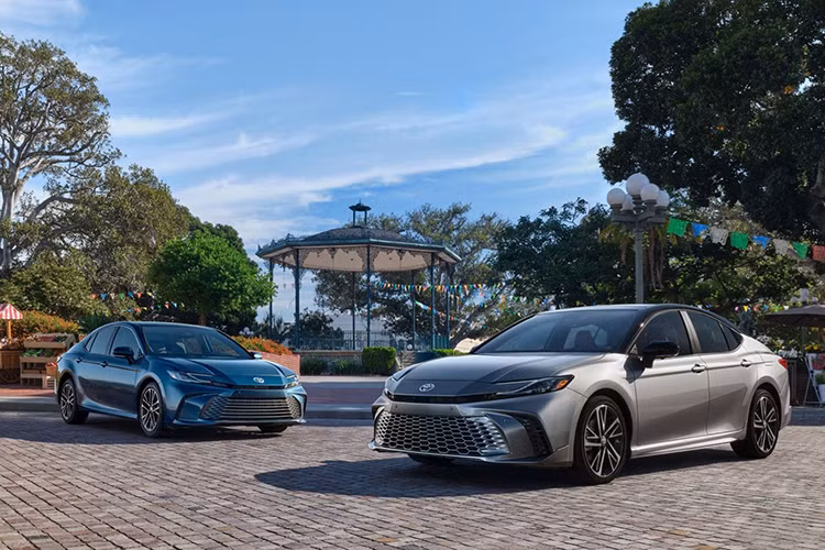 Theo kế hoạch, Toyota Camry sẽ được bổ sung cả phiên bản thuần điện trong vài năm tới. Hiện tại, mức giá xe Toyota Camry hybrid 2025 cho 4 phiên bản với hệ dẫn động cầu trước hoặc bốn bánh khởi điểm từ 28.400 USD (tương đương khoảng 710 triệu đồng). 