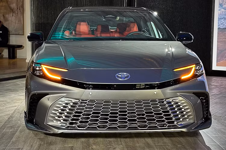 Trong nhiều năm qua, Camry vẫn luôn là “con gà đẻ trứng vàng” của Toyota khi gánh vác doanh số mảng sedan, không chỉ tại thị trường Mỹ mà toàn thế giới. Camry thế hệ cũ đã ra mắt vào năm 2017 và việc cải tiến mẫu xe này là cần thiết để Toyota duy trì lợi thế cạnh tranh, trong bối cảnh các đối thủ như Honda Accord hay Kia K5 đều đã thế hệ mới.