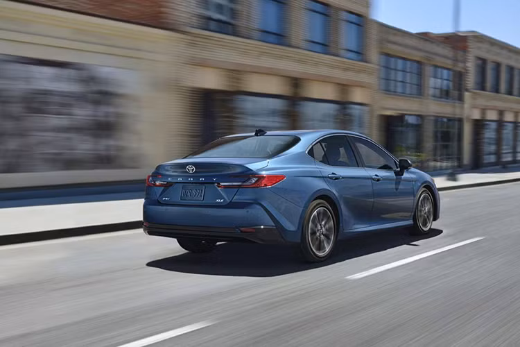 Tất cả các phiên bản của Camry 2025 đều được trang bị gói công nghệ an toàn Toyota Safety Sense 3.0. Hệ thống này bao gồm các tính năng hiện đại như cảnh báo tiền va chạm giúp phát hiện phương tiện và người đi bộ, kiểm soát hành trình thích ứng, hỗ trợ chệch làn đường, hỗ trợ biển báo đường, đèn pha tự động, giám sát điểm mù và cảnh báo phương tiện cắt ngang phía sau.